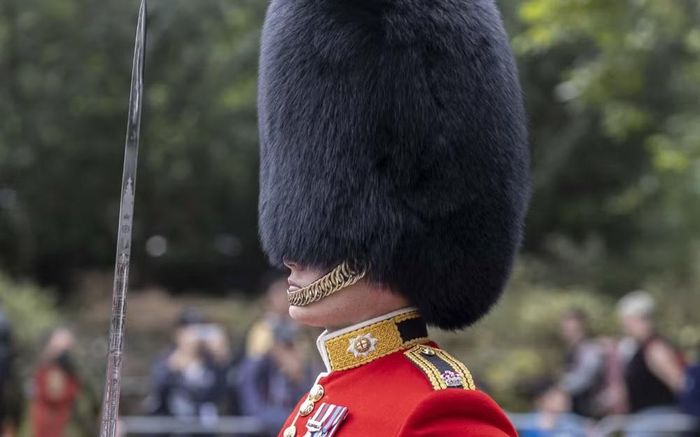 Loại mũ này được đưa vào quân đội Anh sau trận Waterloo năm 1815, nhằm khiến binh sĩ trông cao hơn và uy nghiêm hơn trên chiến trường.