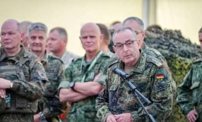 Ủy ban Quân sự là cơ quan quân sự cấp cao nhất của NATO, tập hợp các tham mưu trưởng quốc phòng các nước thành viên và đưa ra tư vấn quân sự cho lãnh đạo chính trị của liên minh.
