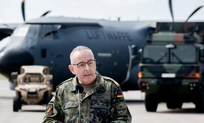 Tướng Breuer, 61 tuổi, gia nhập Bundeswehr năm 1984 và từng đảm nhiệm nhiều vị trí tại Bộ Quốc phòng Đức và NATO.