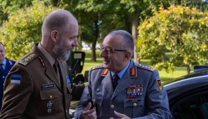 Ông từng tham gia công tác tại trụ sở NATO ở Brussels, chỉ huy một lữ đoàn bộ binh cơ giới và phụ trách trung tâm xử lý khủng hoảng COVID-19 của Chính phủ Đức.