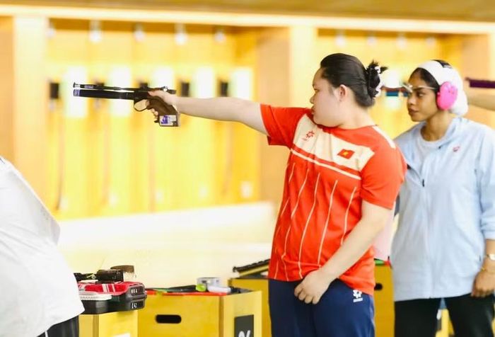 Xạ thủ CAND Nguyễn Thùy Trang xuất sắc vào chung kết tranh huy chương cá nhân 10m súng ngắn hơi nữ (Ảnh: Bùi Lượng)
