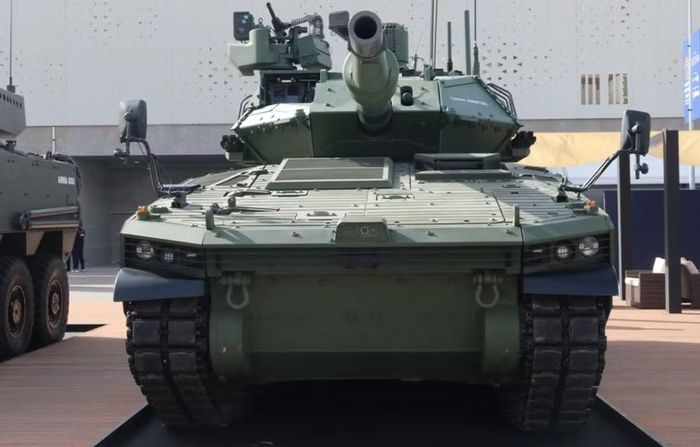 Tháp pháo HITFACT MkII do Leonardo phát triển là loại tháp pháo hạng nhẹ, mô-đun và được số hóa hoàn toàn. Hệ thống có thể tích hợp pháo nòng xoắn 105/52 mm hoặc pháo nòng trơn giảm giật 120/45 mm. Tháp pháo được trang bị hệ thống quang điện toàn cảnh cho chỉ huy và xạ thủ, phục vụ quan sát, phát hiện và ngắm mục tiêu.