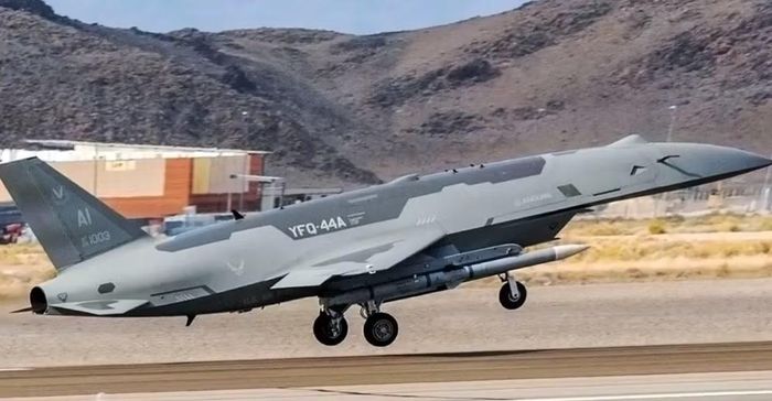 UAV Fury đã bay cùng máy bay chiến đấu có người lái và từng bay theo đội hình với tiêm kích F-35, dù các máy bay này chưa trực tiếp điều khiển Fury.