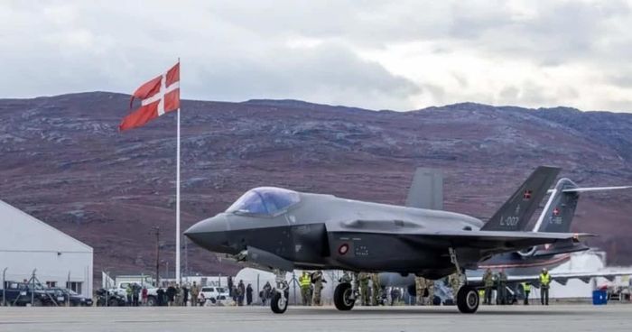 Bộ tư lệnh Quân đội Đan Mạch (Forsvaret) cho biết 2 tiêm kích F-35A của nước này cùng 4 tiêm kích F-16 Mỹ và 2 tiêm kích CF-18 Canada đã hạ cánh xuống sân bay Kangerlussuaq ở Greenland vào giữa tuần trước. Đây là lần đầu Đan Mạch triển khai tiêm kích F-35A tới hòn đảo.