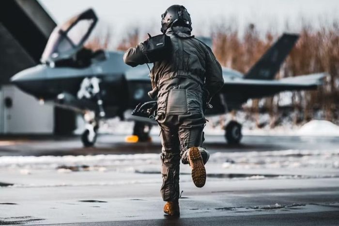Forsvaret cho biết, triển khai lực lượng tại Bắc Cực đặt ra nhiều thách thức, gồm thời tiết khó lường, khoảng cách di chuyển lớn và số lượng điểm hạ cánh hạn chế.