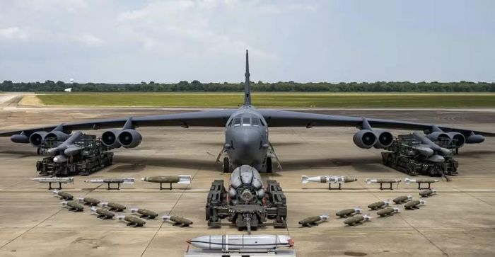 Tại châu Âu, B-52 cũng được sử dụng trong các hoạt động huấn luyện cùng NATO. Năm 2025, một chiếc B-52 trang bị hệ thống liên kết dữ liệu chiến thuật Link 16 đã thực hiện chuyến bay đầu tiên với hệ thống này tại châu Âu trong khuôn khổ Cobra Warrior. Điều đó cho thấy một nền tảng ra đời từ thời chưa có máy tính số đang ngày càng được kết nối sâu hơn với mạng lưới tác chiến hiện đại.