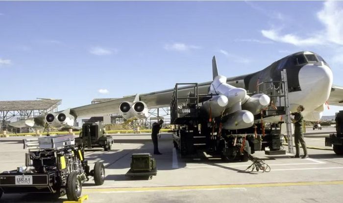 Oanh tạc cơ B-52H đã được tích hợp JASSM và JASSM-ER, trong khi Không quân Mỹ hiện tiếp tục chuẩn bị tích hợp các biến thể mới hơn.