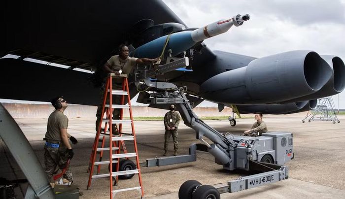 Đây cũng là lý do B-52 tiếp tục được hiện đại hóa mạnh. Năm 2026, chương trình radar đã được phép bước vào sản xuất số lượng nhỏ, thay radar APQ-166 từ thập niên 1980 bằng radar AESA APQ-188.