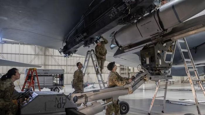 Oanh tạc cơ B-52 cũng được lựa chọn làm nền tảng cho tên lửa chống hạm tầm xa LRASM, viết tắt của Long Range Anti-Ship Missile.