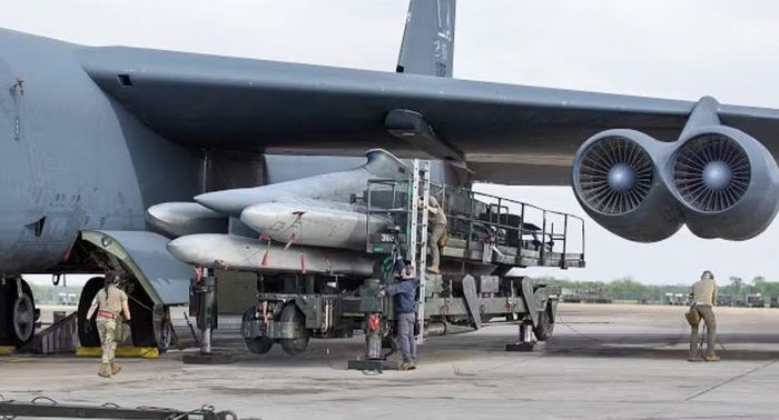 Một ví dụ là tên lửa không đối đất phóng từ máy bay JASSM, viết tắt của Joint Air-to-Surface Standoff Missile. Đây là dòng tên lửa tấn công ngoài vùng phòng không được Mỹ phát triển để đánh các mục tiêu có giá trị từ khoảng cách an toàn hơn.