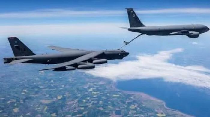 Trong nhiều nhiệm vụ, máy bay tiếp dầu trên không trở thành mắt xích quan trọng, cho phép B-52 kéo dài thời gian hoạt động mà không cần phụ thuộc vào các căn cứ tiền phương.