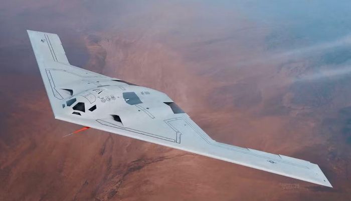 B-21 được thiết kế như oanh tạc cơ tàng hình có khả năng thâm nhập môi trường đe dọa cao, trong khi B-52 phát huy thế mạnh về tải trọng, tầm bay và vũ khí tấn công ngoài vùng phòng không.