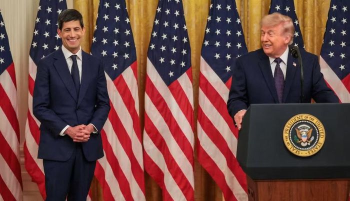 Vài ngày trước cuộc họp Fed, ông Trump đã chủ động gọi điện cho ông Warsh. Ban đầu cuộc trao đổi mang tính xã giao, sau đó chuyển sang quyết định lãi suất sắp được đưa ra.