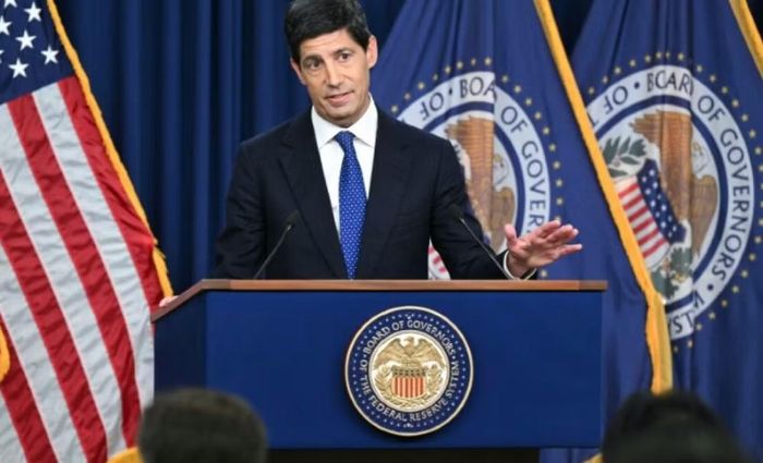 Tuy nhiên, điều đó không có nghĩa ông Trump hoàn toàn chấp nhận quyết định của Fed. Sau khi ngân hàng trung ương tăng lãi suất, Tổng thống Mỹ tiếp tục đăng trên Truth Social rằng lãi suất nên ở mức 1% hoặc thấp hơn và chỉ trích chính sách của Fed.