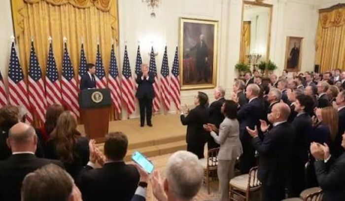 Reuters đánh giá đây là một trong những lần ông Trump công kích ông Warsh trực tiếp và rõ ràng nhất kể từ khi người này nhậm chức.