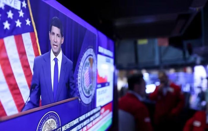 Ellen Meade, cựu cố vấn Fed và giáo sư Đại học Duke, cho rằng việc thông báo trước cho Nhà Trắng về một quyết định khó chịu khác với việc xin phép Tổng thống.