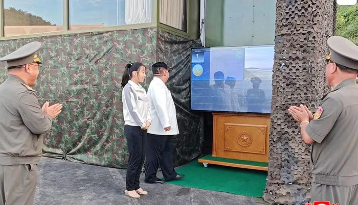 Trên màn hình xuất hiện dòng chữ "Hwasongpho-11Ma-1", cho thấy tên lửa mới dường như là biến thể nâng cấp của tên lửa đạn đạo chiến thuật Hwasongpho-11Ma, còn được gọi là Hwasong-11Ma hoặc Hwasong-11E.