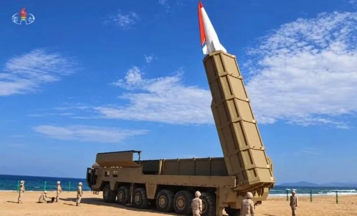 Hãng thông tấn trung ương Triều Tiên (KCNA) vừa đưa tin Cơ quan Phát triển Tên lửa Triều Tiên (DPRK-MA) đã thử nghiệm thành công một mẫu vũ khí mới trong sự kiện do ông Kim Jong-un trực tiếp chỉ đạo trước đó 2 ngày.