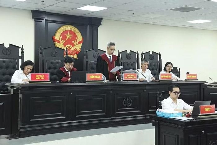Hội đồng xét xử sơ thẩm vụ án đường dân sữa giả quy mô lớn, do Thẩm phán Nguyễn Thanh Nhã làm chủ tọa phiên tòa.