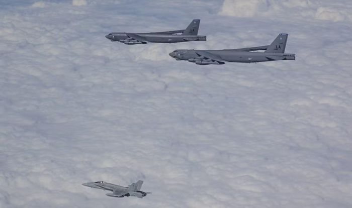 Nhưng chính điều đó tạo nên sự đặc biệt của B-52. Đây không còn là chiếc máy bay nguyên bản của thập niên 1950. Khung thân vẫn mang hình dáng cũ, nhưng động cơ, radar, điện tử và vũ khí đã liên tục được thay đổi.