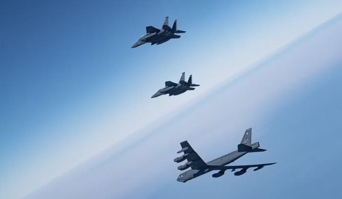 Nó cũng không có khả năng tàng hình như B-2 hay B-21. Vì vậy, tương lai của B-52 phụ thuộc nhiều vào vũ khí tầm xa, mạng lưới chỉ huy, cảm biến và khả năng phối hợp với các lực lượng khác.