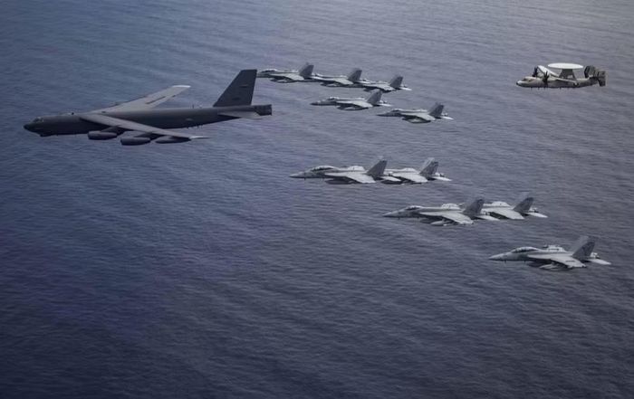 Oanh tạc cơ B-52 cũng không hoạt động một mình. Trong lực lượng oanh tạc cơ Mỹ, B-1B đảm nhiệm các nhiệm vụ tấn công thông thường, B-2 cung cấp năng lực tàng hình và B-21 Raider đang được phát triển cho thế hệ chiến tranh tiếp theo.