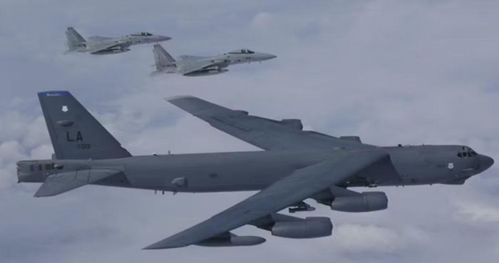 Tất nhiên, oanh tạc cơ B-52 vẫn có giới hạn. Khung máy bay không được thiết kế cho môi trường phòng không hiện đại với mật độ cảm biến và tên lửa dày đặc.