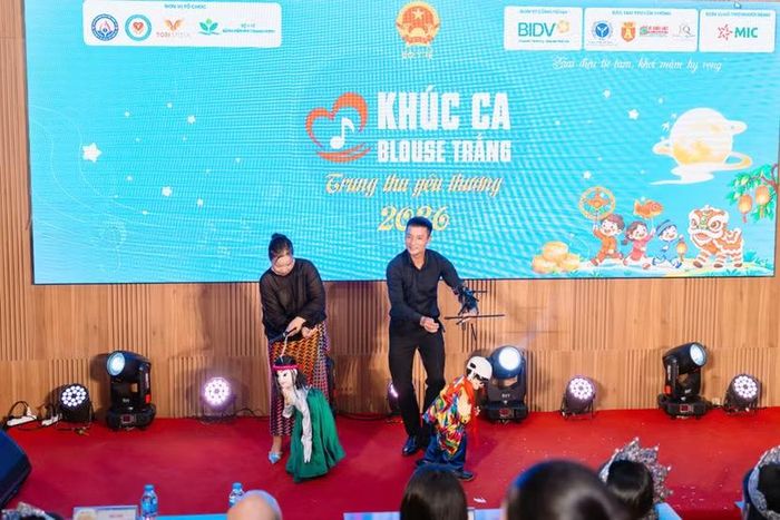 Nghệ sĩ múa rối cạn Xuân Long tiếp tục đưa các em nhỏ vào thế giới cổ tích với những con rối sống động, ngộ nghĩnh.