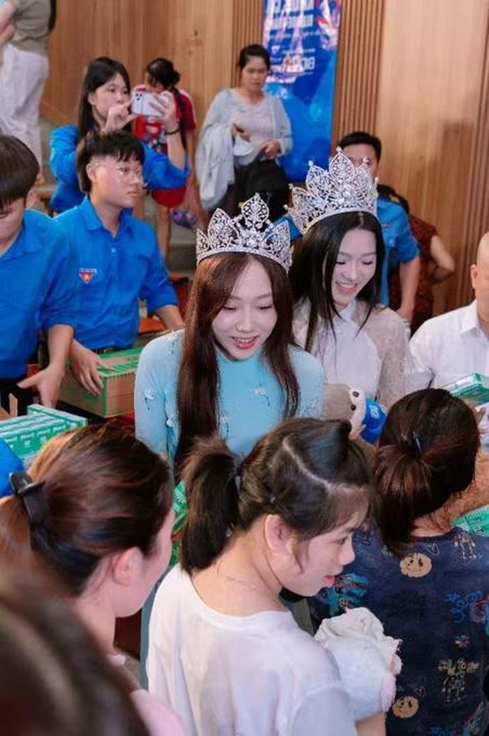 Top 5 thí sinh cuộc thi Hoa hậu Miss Galaxy Việt Nam 2026 trực tiếp trao tận tay những lốc sữa cho toàn bộ các bệnh nhi có mặt tại sự kiện.