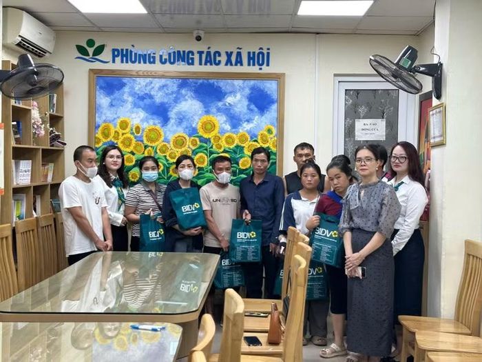 Trước giờ khai mạc, đại diện chương trình cùng Phòng Công tác xã hội Bệnh viện đã trao 10 suất quà trị giá 20 triệu cho những bệnh nhi có hoàn cảnh khó khăn nhất đang điều trị tại viện.
