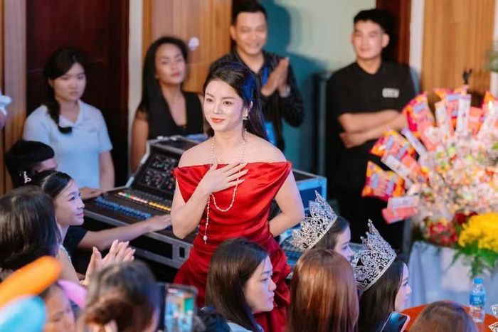 Sau phần biểu diễn đầy nội lực, MC đã có phần giao lưu cùng ca sĩ Ngô Lệ Quyên về câu chuyện phía sau ca khúc "Màu của thời gian" mang đến cho khán giả những cảm xúc lắng đọng.