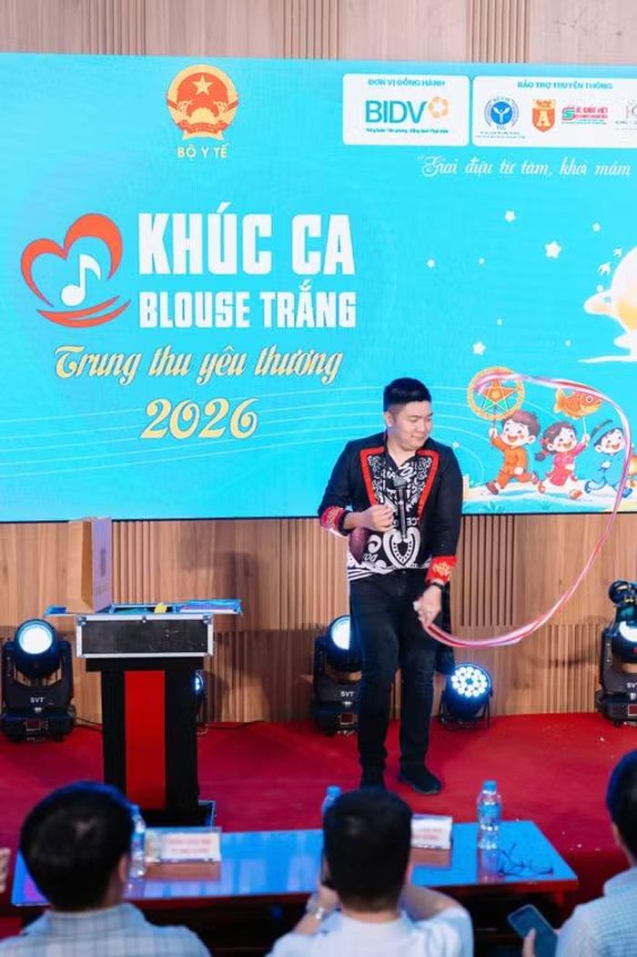 Tiết mục ảo thuật do nghệ sĩ Tô Đức trình diễn tạo đem đến sự hài hước và tiếng cười cho các em nhỏ.