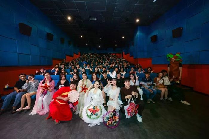 Đoàn phim "Lên hương" hóa thân thành các nhân vật Trung thu trong chuyến giao lưu với khán giả