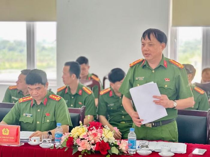 Thượng tá Nguyễn Xuân Nam, Phó Giám thị Trại tạm giam số 2 trình bày báo cáo tại hội nghị