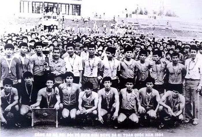 Đội bóng đá Công an Hà Nội đăng quang Giải bóng đá vô địch toàn quốc năm 1984 sau chiến thắng 2-1 trước Thể Công tại chung kết trên sân Hàng Đẫy (Ảnh tư liệu)