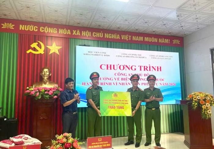 Trao tặng các phần quà đến với Công an xã Cao Lộc