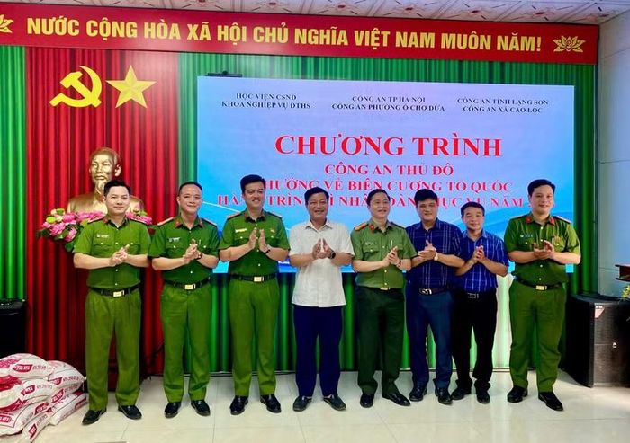 Đại diện các đơn vị chụp ảnh lưu niệm