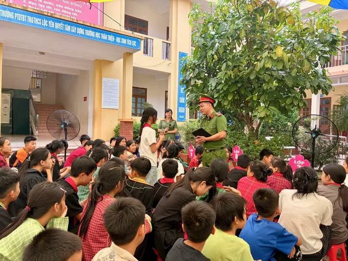 Đặc biệt, chương trình tuyên truyền được đưa trực tiếp đến Trường PTDT bán trú, Tiểu học và THCS Lộc Yên.