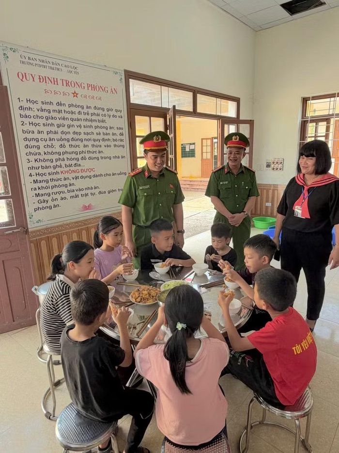 Đại uý Nguyễn Duy Tuấn Minh - Trưởng Công an phường Ô Chợ Dừa, Thượng tá Lưu Bá Thành, Trưởng Công an xã Cao Lộc và cô Hoàng Thị Diễm, Hiệu trưởng nhà trường quan tâm, động viên các em nhỏ