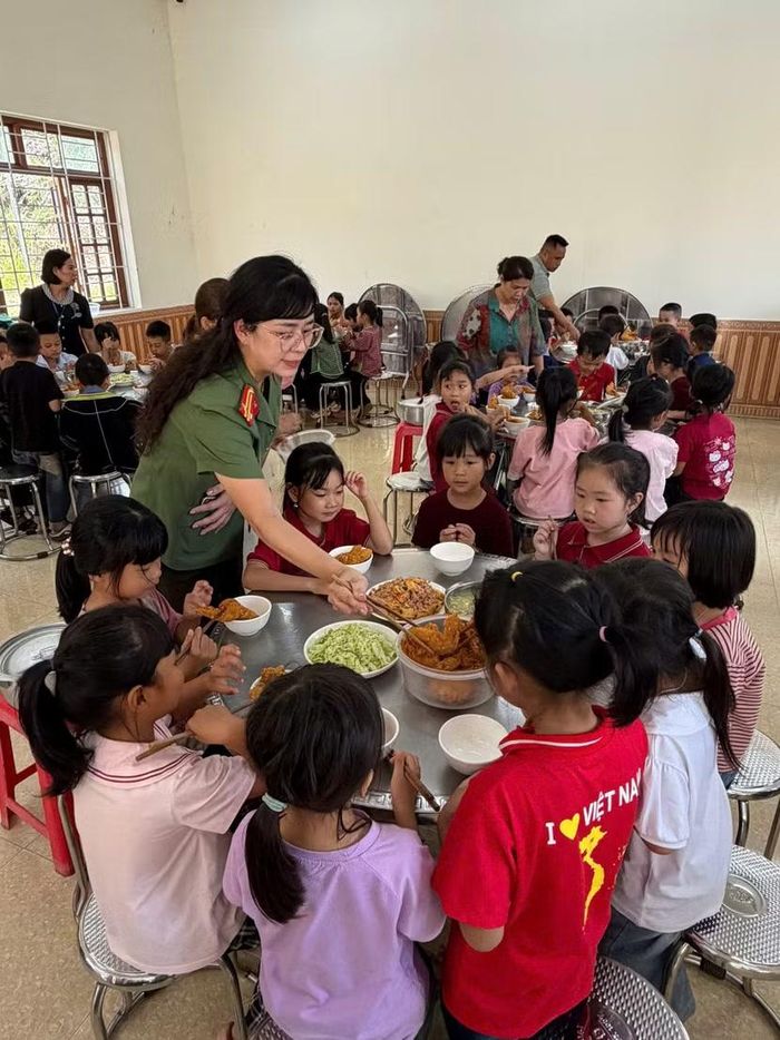 Những phần gà rán thơm ngon được dành tặng các em bé vùng cao