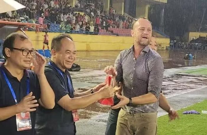Trung tướng, Anh hùng Lực lượng vũ trang nhân dân Nguyễn Thanh Tùng - Giám đốc CATP Hà Nội (giữa) chúc mừng HLV Công an Hà Nội FC Mano Polking và học trò vào chung kết ASEAN Club Championship 2024/2025