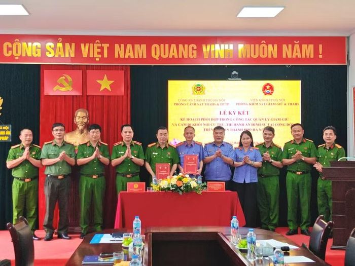 Dưới sự chứng kiến của lãnh đạo 2 đơn vị, chỉ huy Phòng Cảnh sát thi hành án hình sự và hỗ trợ tư pháp; Phòng Kiểm sát giam giữ và thi hành án hình sự đã ký Kế hoạch phối hợp