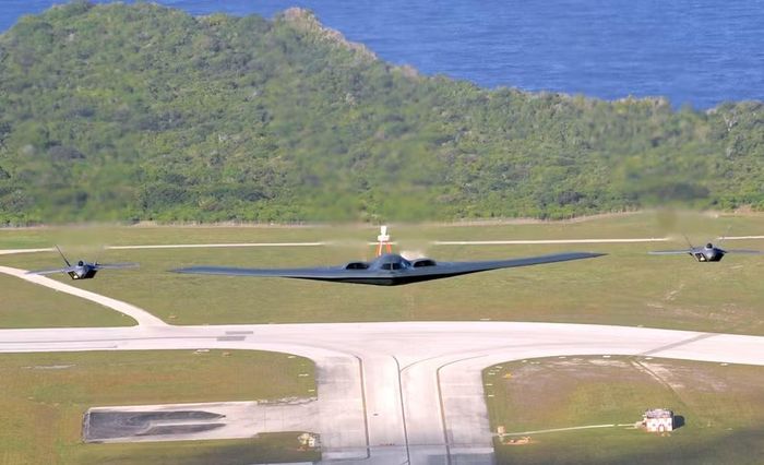 Theo chuyên trang quốc phòng Eurasian Times, việc đưa B-2 và F-22 vào nghi thức có thể vừa thể hiện mức độ trọng thị dành cho nhà lãnh đạo Trung Quốc, vừa tạo cơ hội để Mỹ phô diễn những năng lực quân sự tiên tiến.