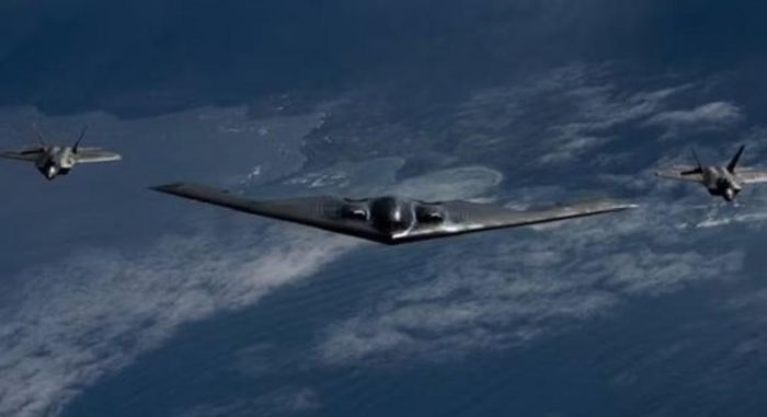 B-2 Spirit là máy bay ném bom chiến lược tàng hình do Northrop Grumman phát triển, được Mỹ thiết kế để thực hiện các nhiệm vụ tấn công tầm xa bằng vũ khí thông thường hoặc hạt nhân.