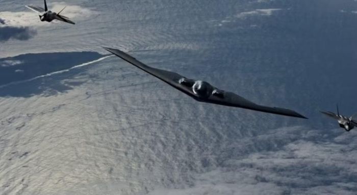 Tháng 8/2025, một chiếc B-2 cùng 4 tiêm kích tàng hình đã bay qua lễ đón Tổng thống Nga Vladimir Putin tại Alaska. Tuy nhiên, đội hình khi đó sử dụng F-35, không phải F-22.