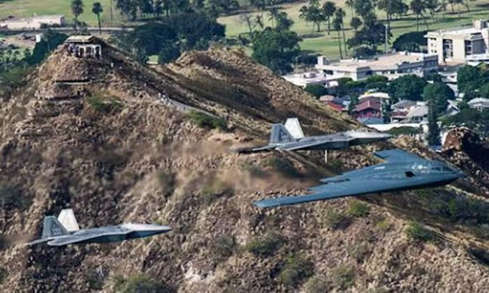 Màn bay qua B-2 và F-22 từng xuất hiện trong một nghi thức đón tiếp cấp cao khác của Tổng thống Mỹ Donald Trump.