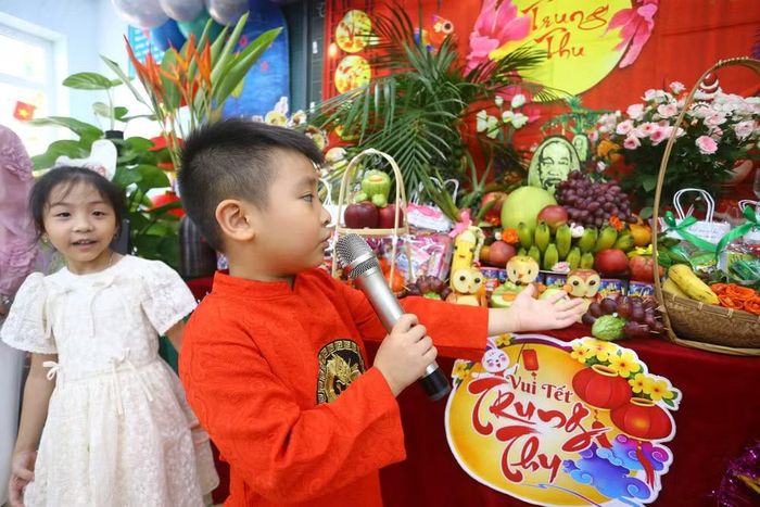 Từng nét tỉ mỉ trên mâm cỗ truyền thống được các em nhỏ tự tin giới thiệu, thể hiện sự am hiểu về nét đẹp văn hóa Tết Trung thu xưa