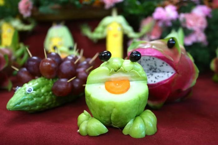 Cận cảnh chú ếch được tạo hình từ quả su su