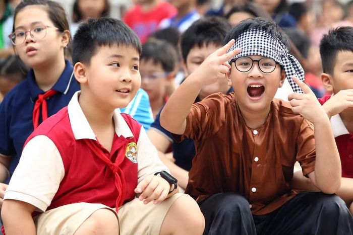 Em nhỏ trong tà áo nâu sòng đơn giản, hóa thân thành nhân vật chú Cuội quen thuộc trong câu chuyện cổ tích thích thú hướng về ống kính máy ảnh