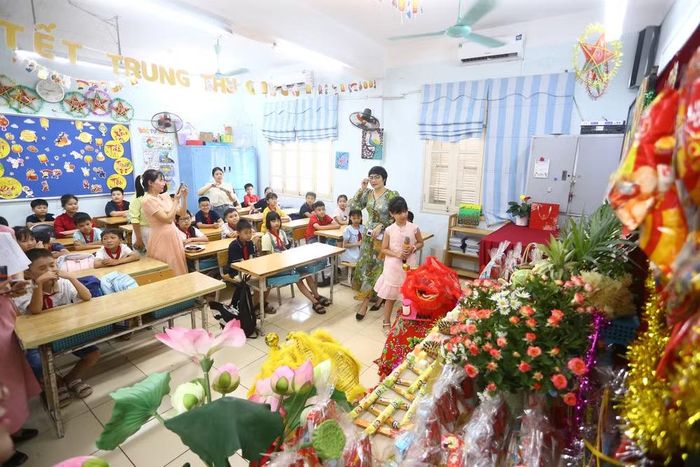 Sự phong phú và đa dạng trong cách bài trí mâm cỗ Trung thu phản ánh sự đầu tư công phu, khéo léo cũng như tinh thần đoàn kết của tập thể các lớp